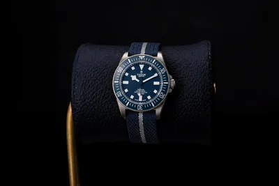 Tudor Pelagos FXD 25707B/26 – σε δερμάτινο μαξιλαράκι ρολογιού
