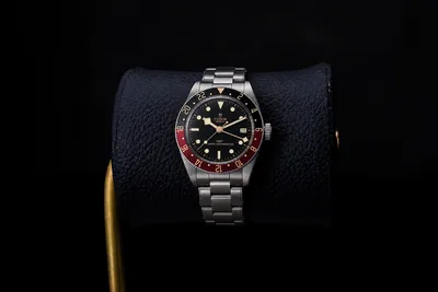 Tudor Black Bay 58 GMT 7939G1A0NRU – σε δερμάτινο μαξιλαράκι ρολογιού